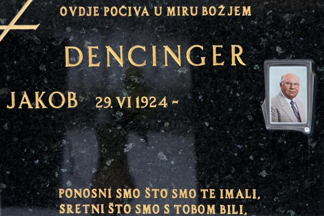 Decinger grobna ploča