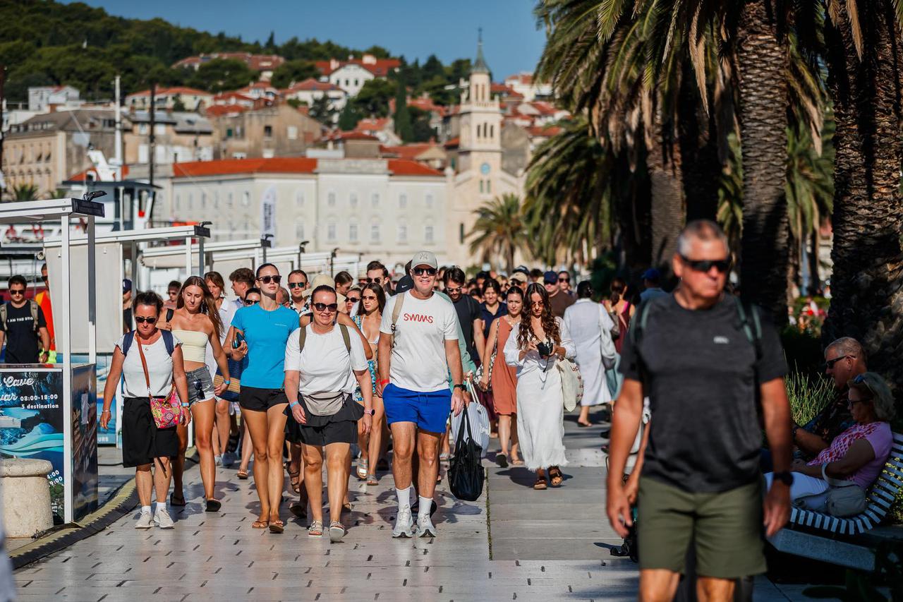 Split: Turisti na splitskoj Rivi