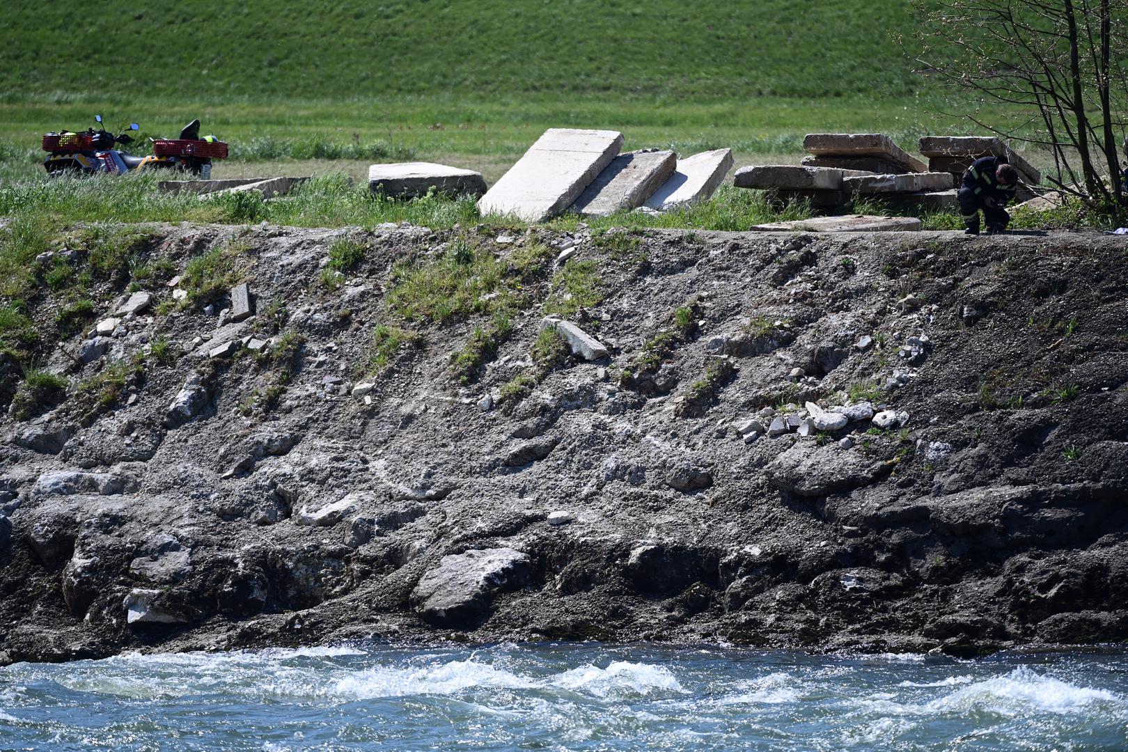 Danas isto to područje vatrogasci pretražuju i dronovima koji se i inače upotrebljavaju u ovakvim situacijama. 