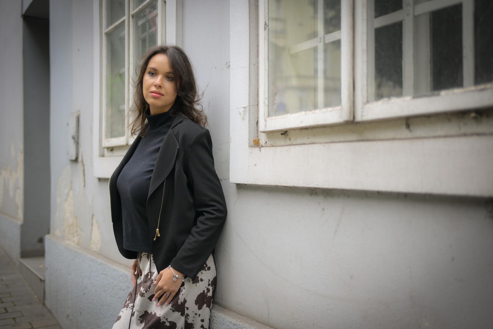 - Imala sam osjećaj da sve ono što sam doživjela sada gledam negdje odozgo - prepričava Kim. Oporavak je nakon 12 dana nastavila na zagrebačkom Rebru, a potom i u Francuskoj gdje ju je operirao jedan od najvećih stručnjaka za malformacije na svijetu. Danas je sve to iza nje. Život joj se, ističe, potpuno promijenio. Promijenila je stil života i potpuno odustala od noćnih izlazaka, ali i od modnih pista. Nedavno smo pisali i o tome kako se Kim Kosanović na društvenoj mreži LinkedIn pohvalila velikim uspjehom - zaposlila se u ljudskim resursima firme Camelot.