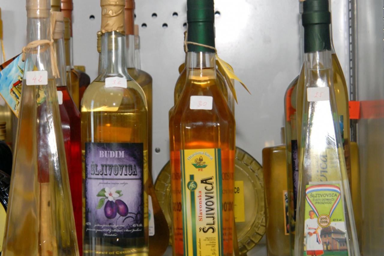 'Slavonija-Vinkovcia-040909-16.Nacijonalnu  izlozbu vocnih rakija i likera Photo: Goran Ferbezar/PIXSELL'