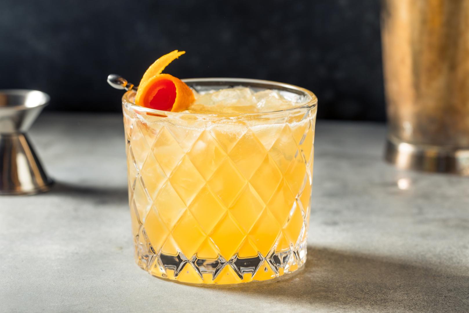 Whiskey Sour namijenjen je onima koji vole klasične i uravnotežene koktele. Spoj whiskeyja, svježe cijeđenog limunovog soka i šećernog sirupa pruža osvježavajuće-kiselu notu. Po želji se dodaje i bjelanjak koji daje bogatu pjenu i dodatnu glatkoću piću.