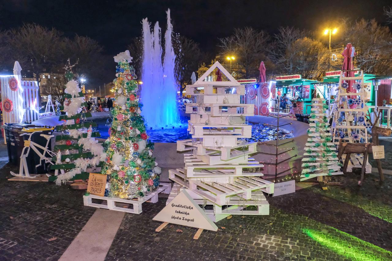Na Trgu Ante Starčevića nalazi se nova adventska lokacija, Reci Božić