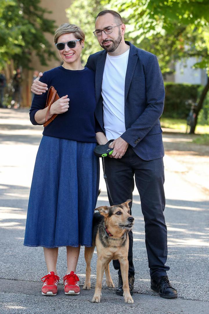 Iva i Tomislav upoznali su se 2008. godine preko zajedničkih prijatelja, a nakon zaruka 2015. godine u Lisabonu, vjenčali su se 2016. u kapelici na Sljemenu.