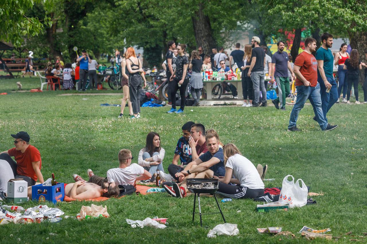 Zagreb: Praznik rada građani iskoristili za odmor i nezaobilazni roštilj uz jezero Jarun