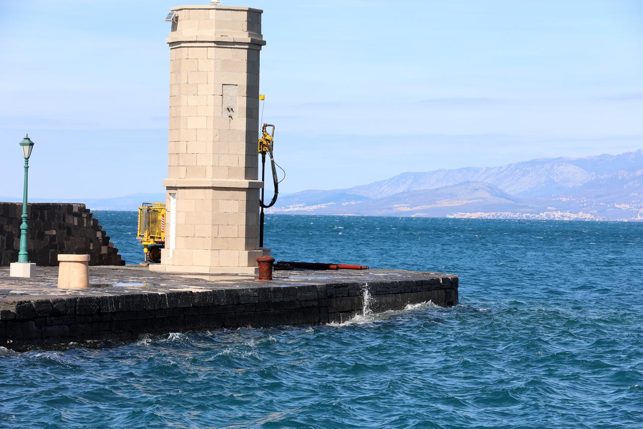 Senj: Jaka bura u velebitskom kanalu ne stvara probleme u prometu
