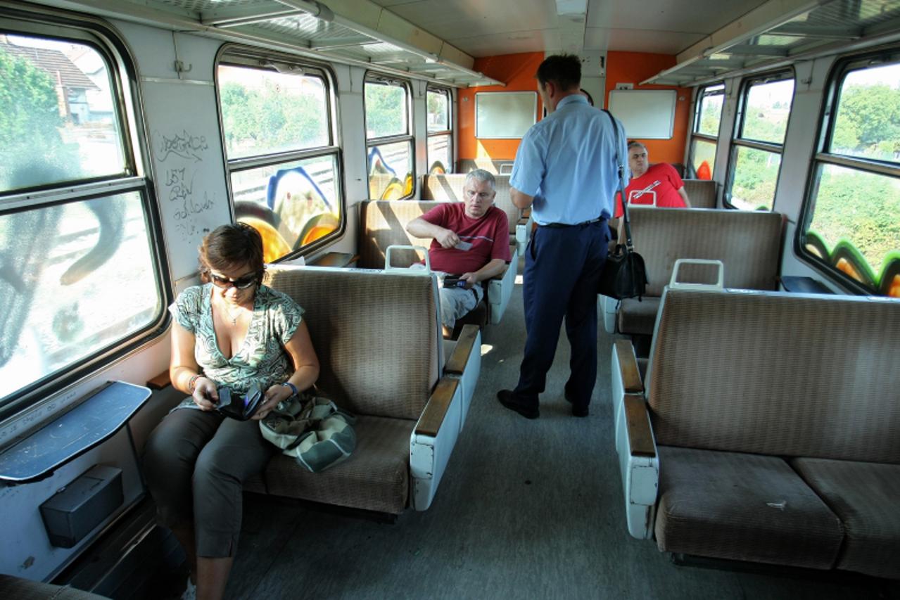 '01.09.2011., Glavni kolodvor, Zagreb - Reportaza iz prigradskog vlaka cija je cijena pokaza dvostruko poskupila. Kondukter provjerava imaju li svi putnici kartu. Photo: Sanjin Strukic/PIXSELL'
