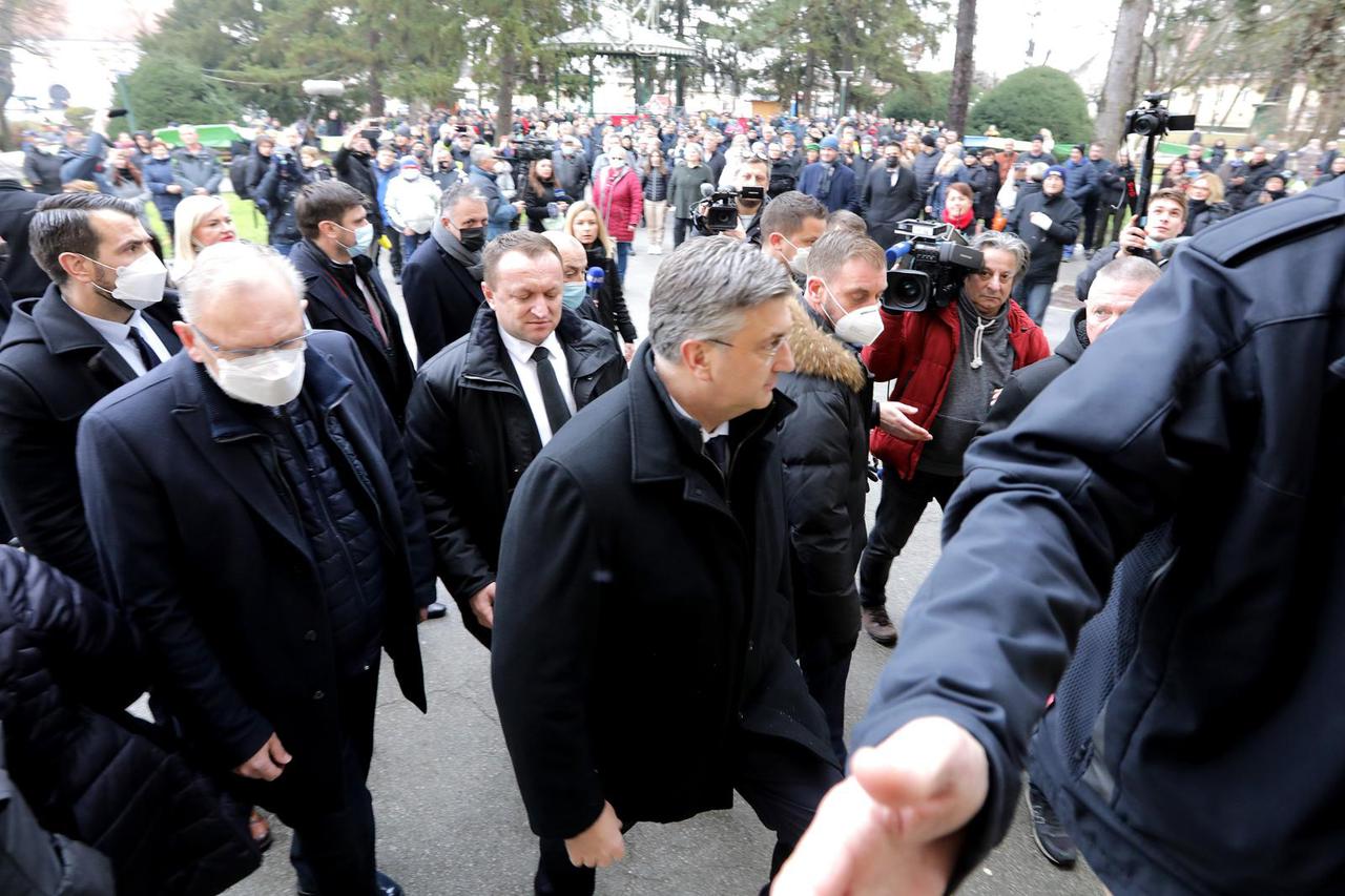 Petrinjci dočekali Plenkovića s transparentima, dali mu do znanja da nije dobrodošao