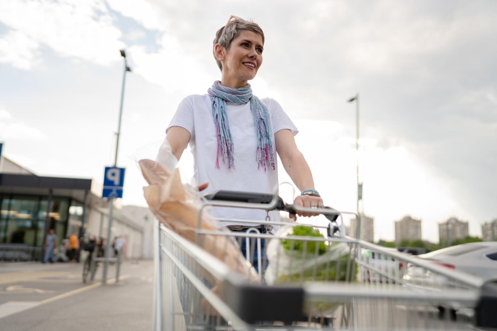 Što rade kada ih nitko ne gleda: Pravi karakter najčešće se pokazuje onda kada nema publike i kada za ispravnu odluku ne slijedi pohvala. Hoće li netko vratiti kolica u trgovini ili prijaviti grešku na računu, puno govori o njegovu unutarnjem moralnom kompasu. Jedan propust može biti slučajnost, ali ponavljanje nepoštenih poteza često otkriva dublji obrazac ponašanja.