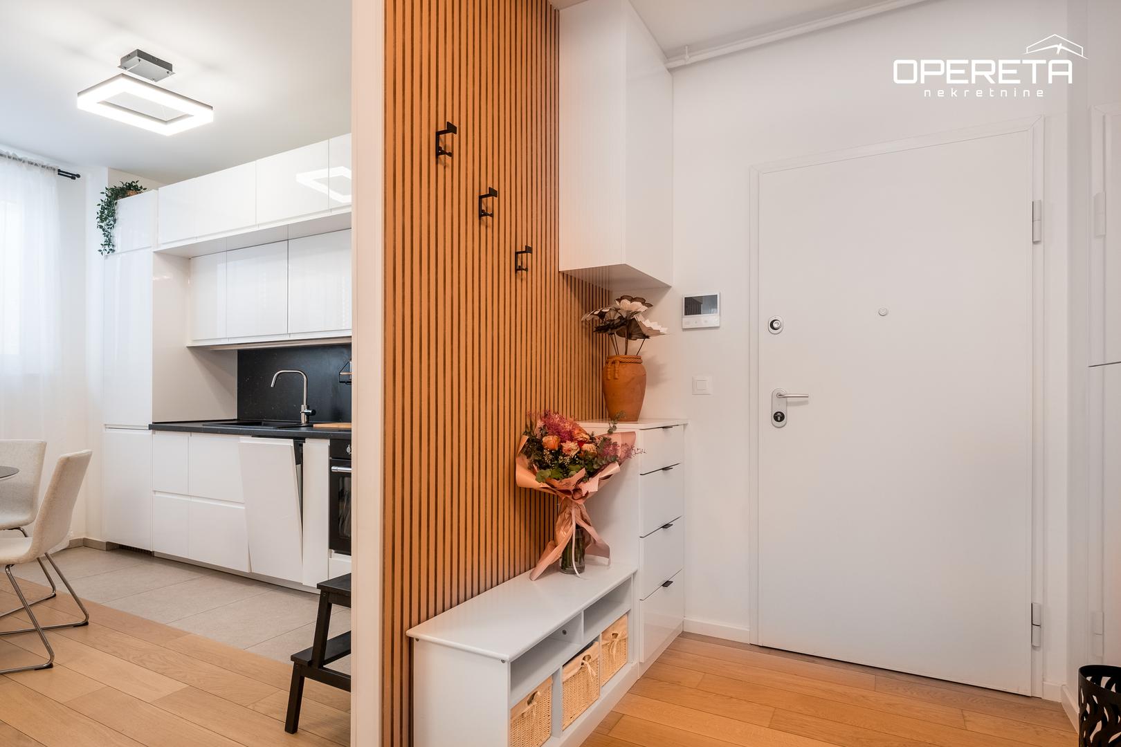 Sastoji se od dvije komforne spavaće sobe, prostranog dnevnog boravka povezanog s kuhinjom te moderno uređene kupaonice. "Dnevni dio stana obiluje prirodnim svjetlom i pruža savršen prostor za opuštanje i druženje", dodaju u oglasu.
