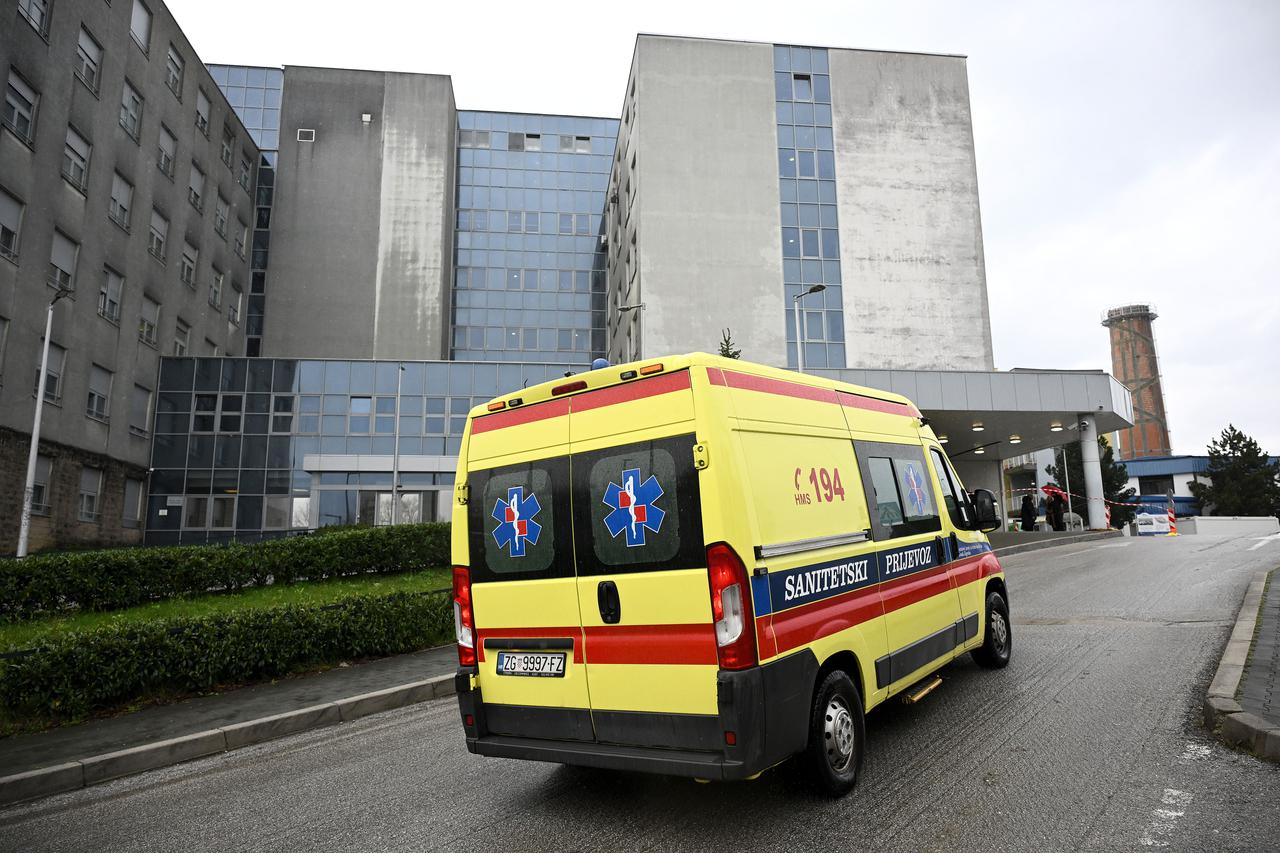 Zagreb: Zbog jakog vjetra odvojio se dio fasada na zgradi hitnog prijema KBC-a Zagreb