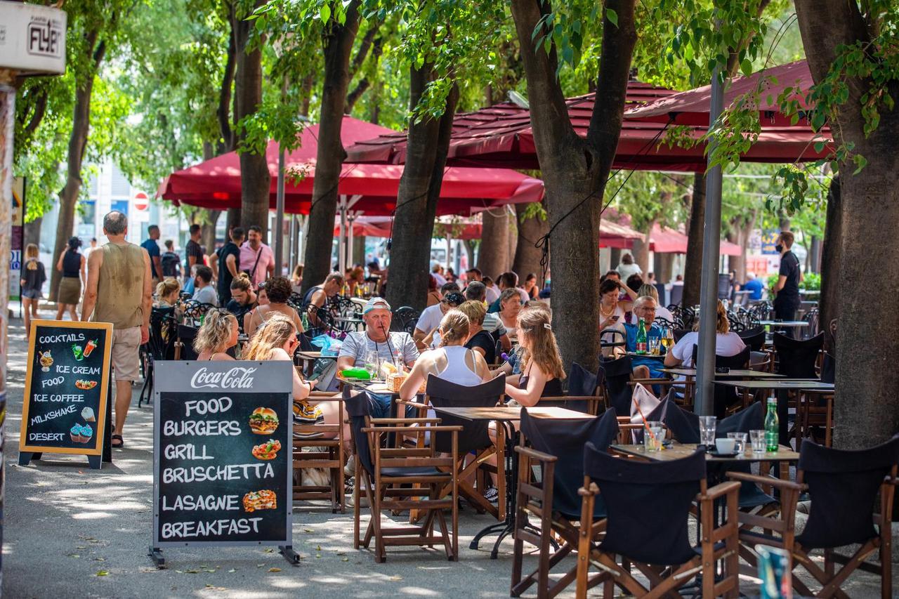 Od danas noćni klubovi, barovi i kafići smiju raditi samo do ponoći