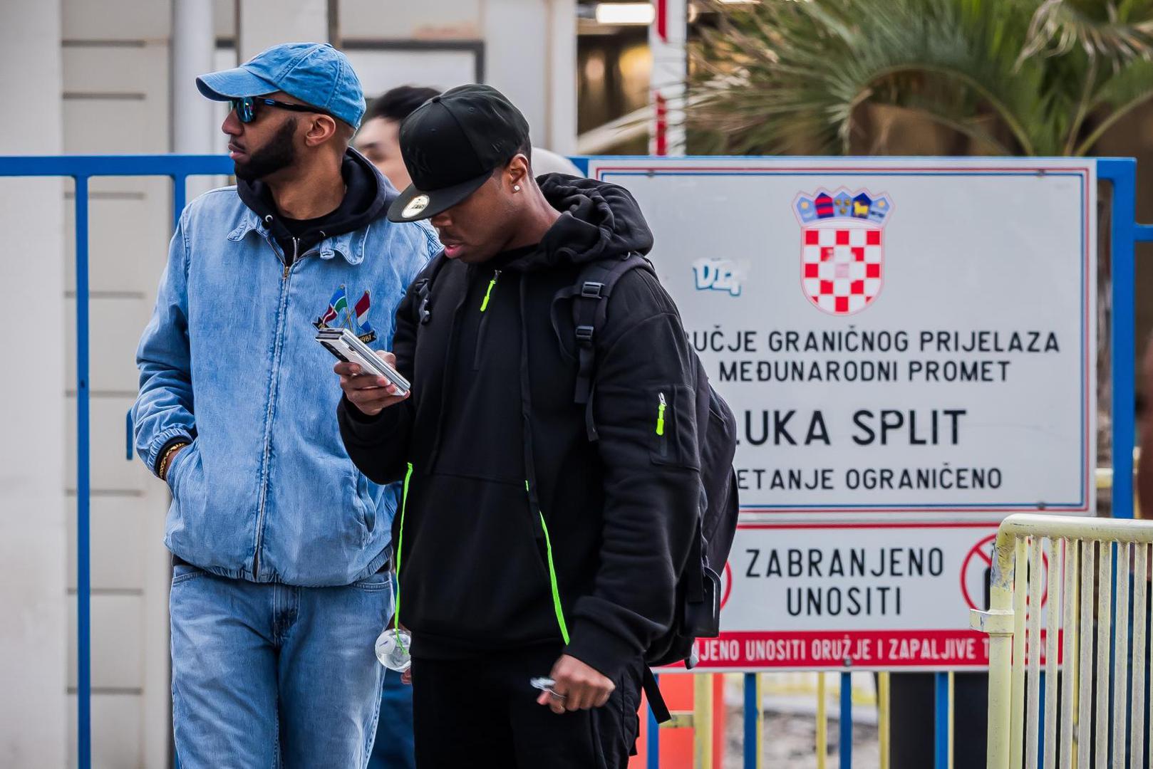 Službeni kanal američke ratne mornarice C6f.navy.mil piše kako je posada broda otišla na zasluženi odmor u Split i kako je uzbuđena zbog toga. 