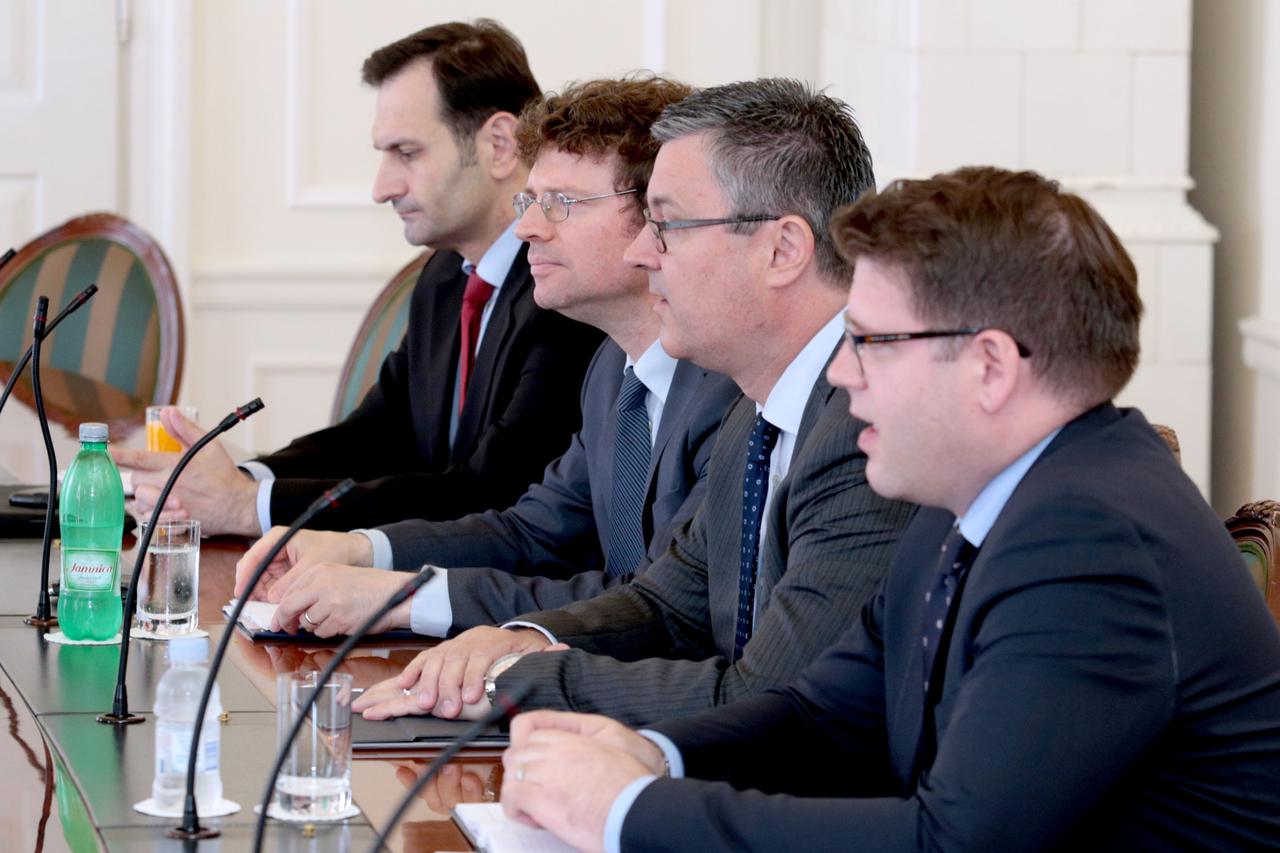 20.06.2016., Zagreb - Predsjednik tehnicke Vlade Tihomir Oreskovic odrzao je u Banskim dvorima radni sastanak na kojemu su razmotrene mogucnosti kaznjavanja i suzbijanja huliganstva i nasilja na sportskim terenima, a nakon huliganskog izgreda koji se dogo