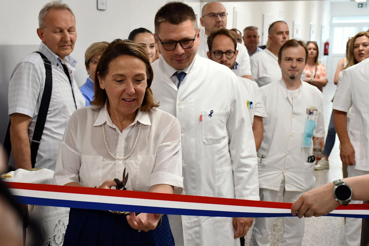 Požega: Ministrica Irena Hrsti​ć otvorila obnovljen​e odjel​e neurologije i psihijatrije p​ožeške Opće bolnice