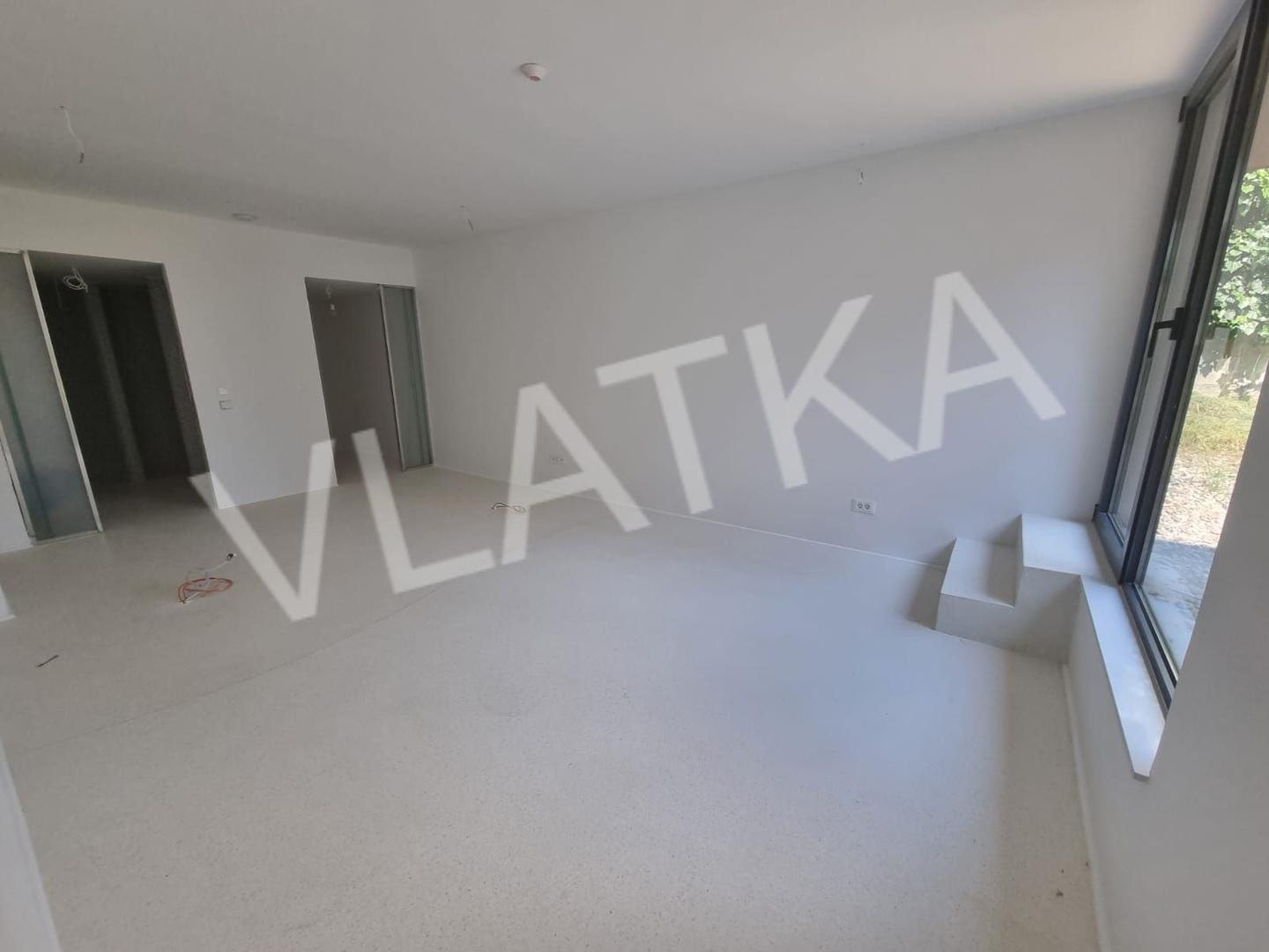 Dodatno, vila je pripremljena za ugradnju solarnih panela s mogućnošću povezivanja na smart house sustav, a na gornjoj terasi postoji čelično ojačanje i projekt za dodatnu prostoriju od 32 m² po želji najmoprimca.