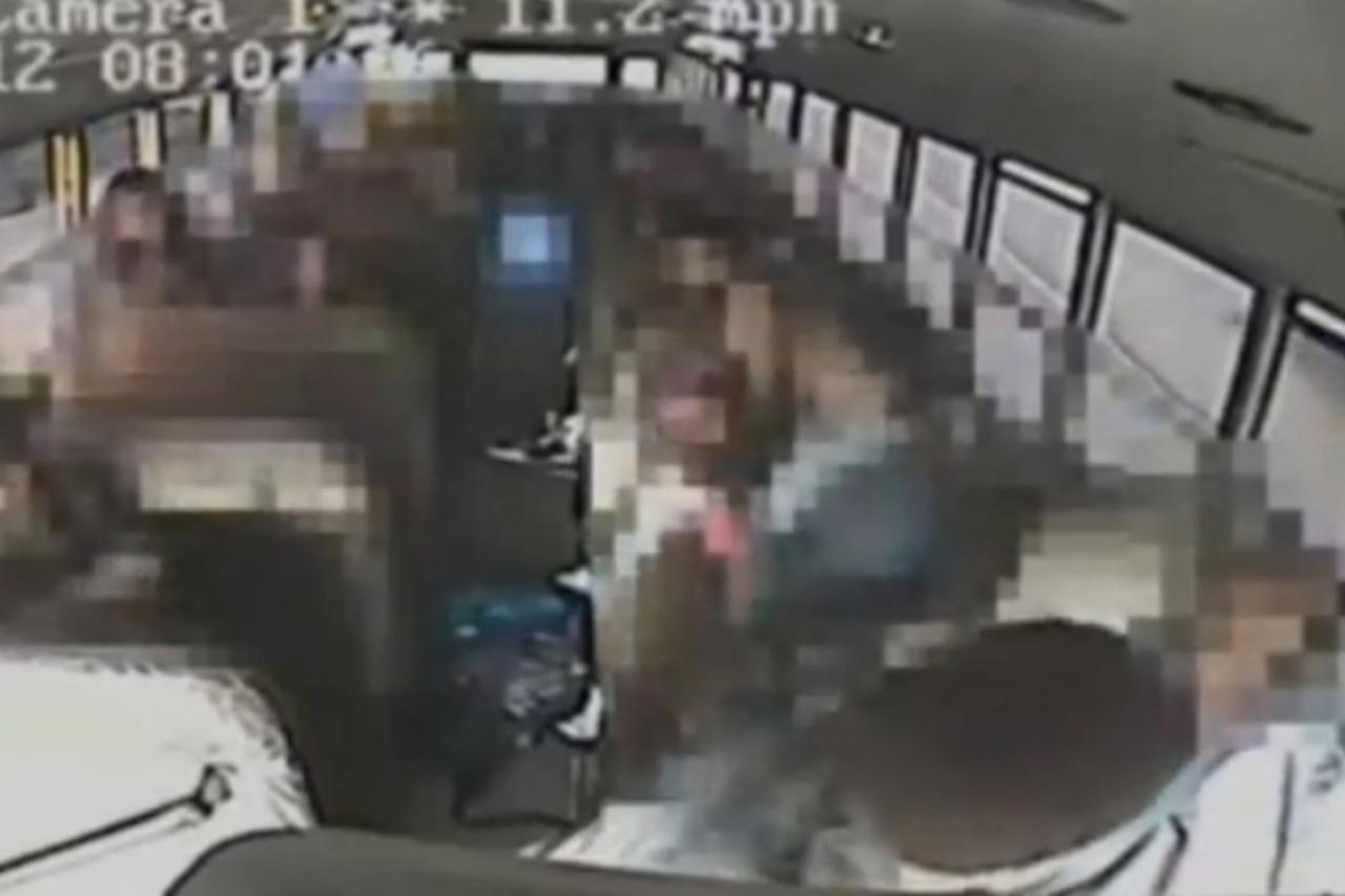 Dječak vozi autobus