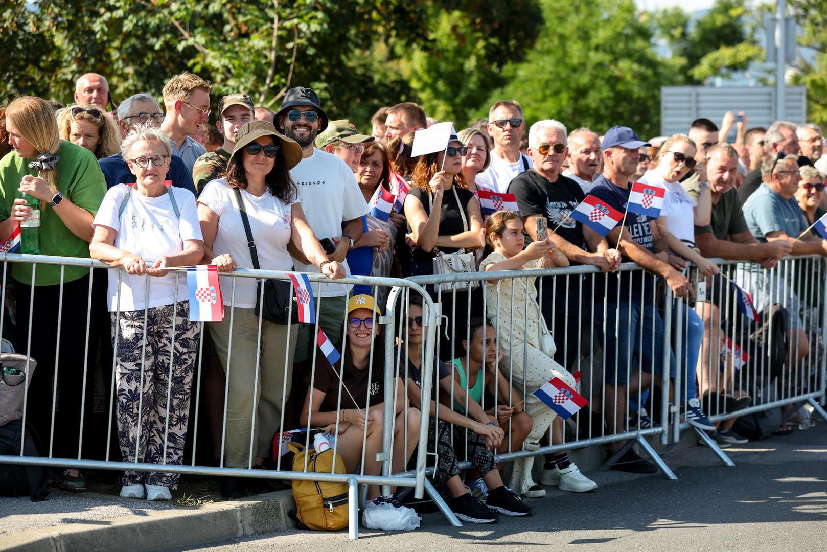 Spektakl se očekuje i na nebu iznad Zagreba, gdje će letjeti više od 40 letjelica. Posebno će se istaknuti prelet devet višenamjenskih borbenih aviona Rafale, uz koje će u zračnom programu sudjelovati helikopteri Black Hawk i Kiowa, avioni Pilatus iz akrobatske skupine "Krila Oluje" te protupožarni kanaderi.