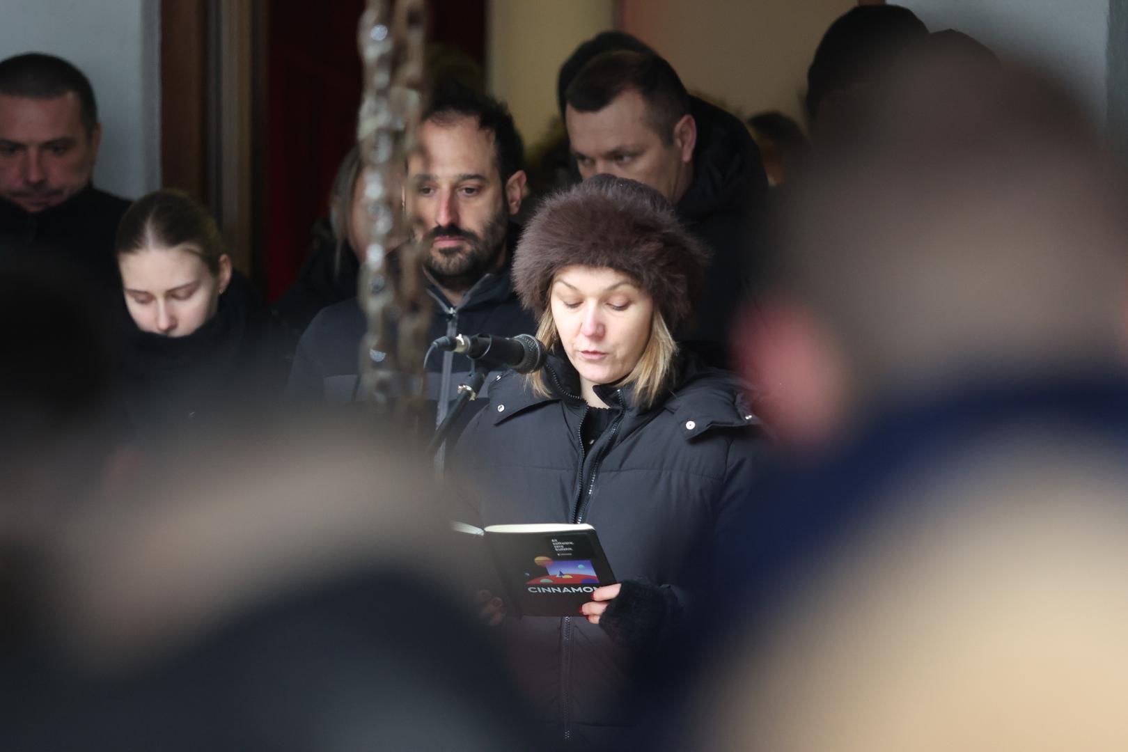 Omiljeni nogometaš i legenda Cibalije, koji je ostavio dubok trag i u Hajduku i Dinamu, preminuo je u ponedjeljak u 49. godini. Na posljednjem ispraćaju okupili su se brojni prijatelji, suigrači i navijači, ujedinjeni u boli zbog odlaska velikog čovjeka i sportaša