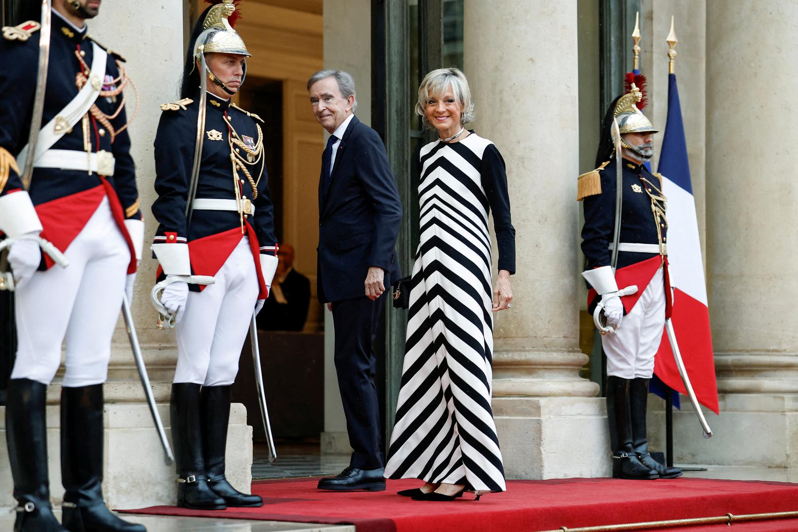 Sedmi na listi je Bernard Arnault (76). On je francuski investitor, poslovni čovjek i kolekcionar umjetnina. Osnivač je, predsjednik uprave i izvršni direktor tvrtke LVMH. Arnault je jedan od najbogatijih ljudi na svijetu. Njegov net worth iznosi između 170 i 180 milijardi dolara od ožujka, prema indeksu milijardera Forbesa i Bloomberga. Teži 192 milijardi.