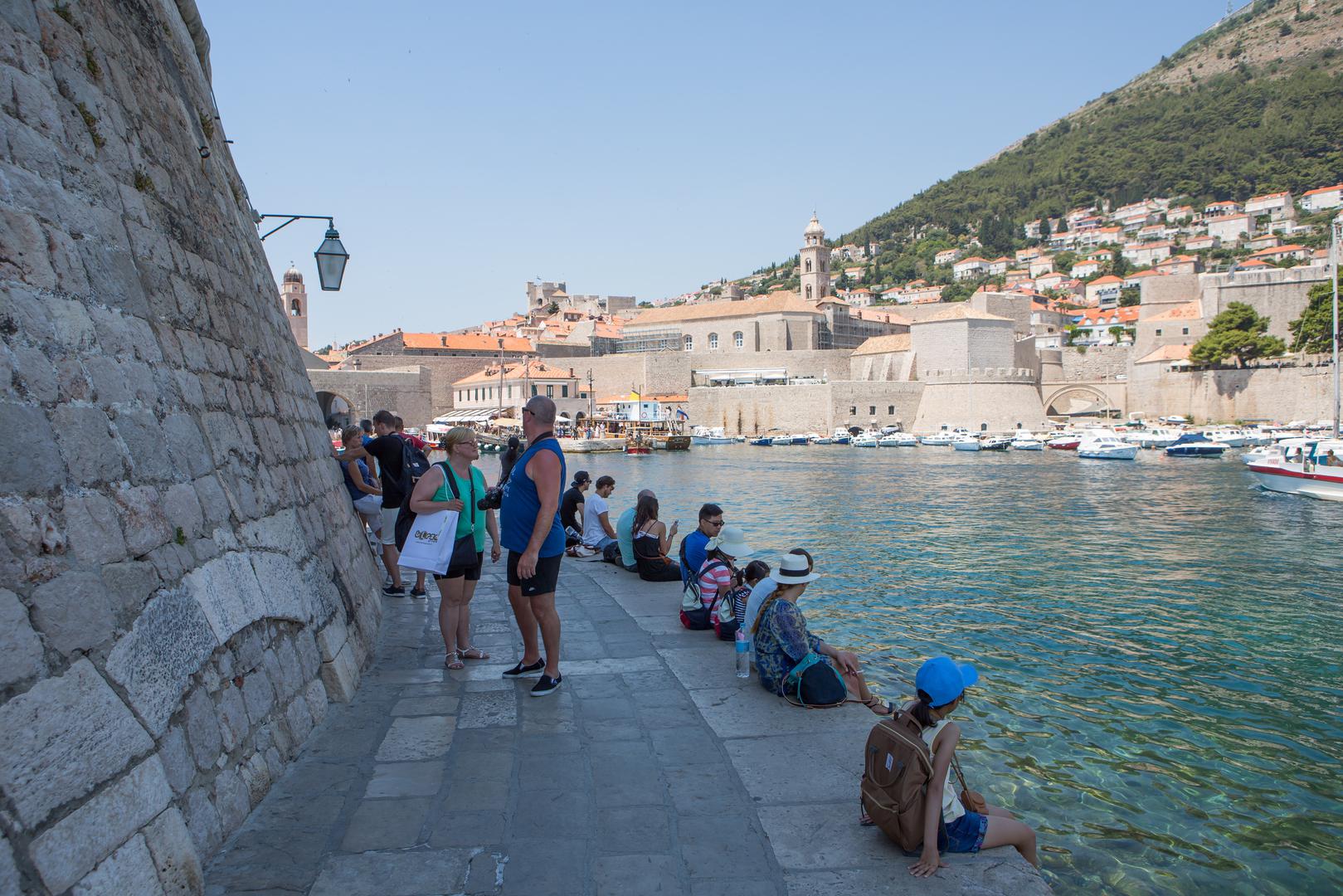 Turisti u razgledavanju gradskih znamenitosti