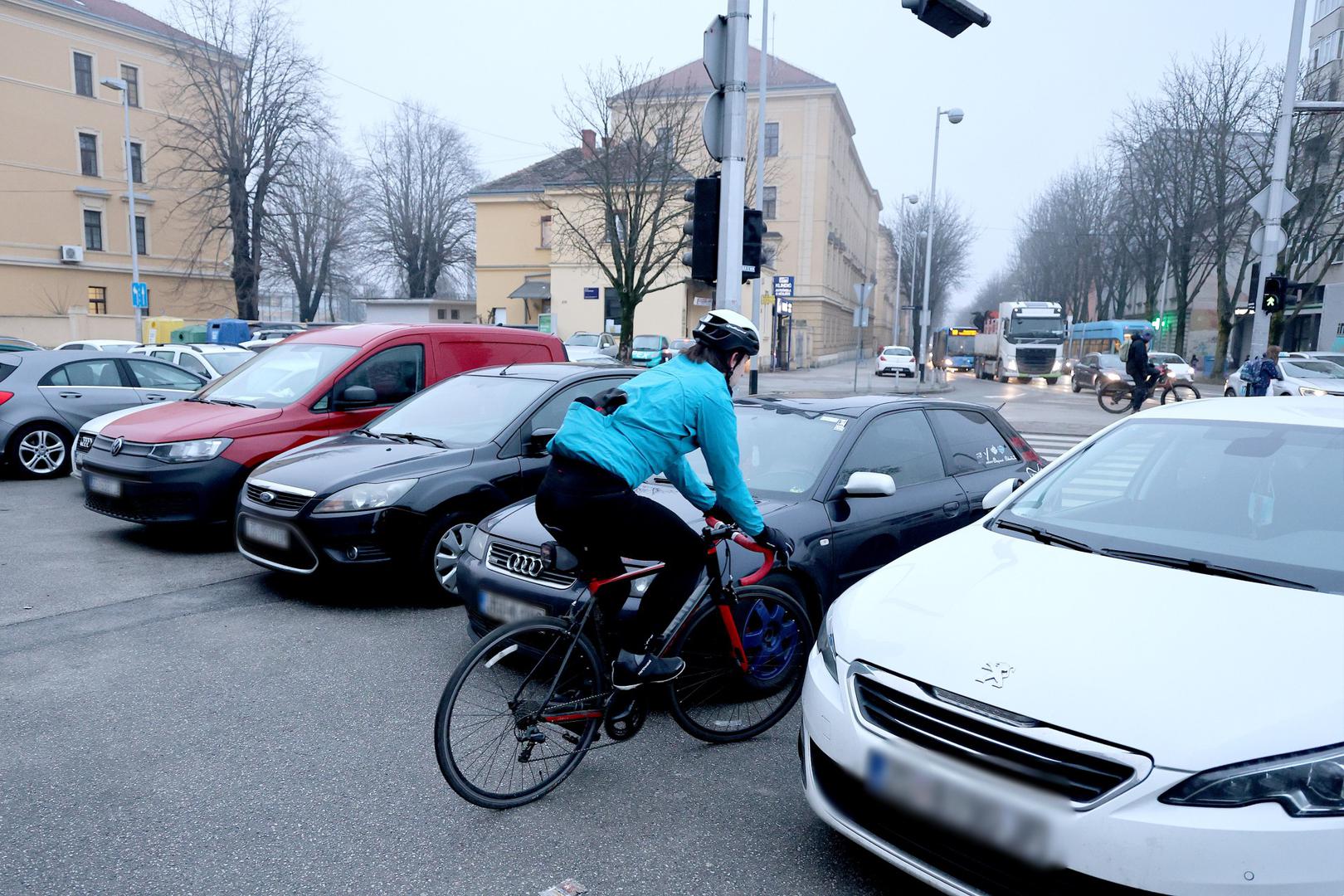 Kako se može vidjeti na fotografijama, prolaz je težak kako biciklistima, tako i pješacima. 