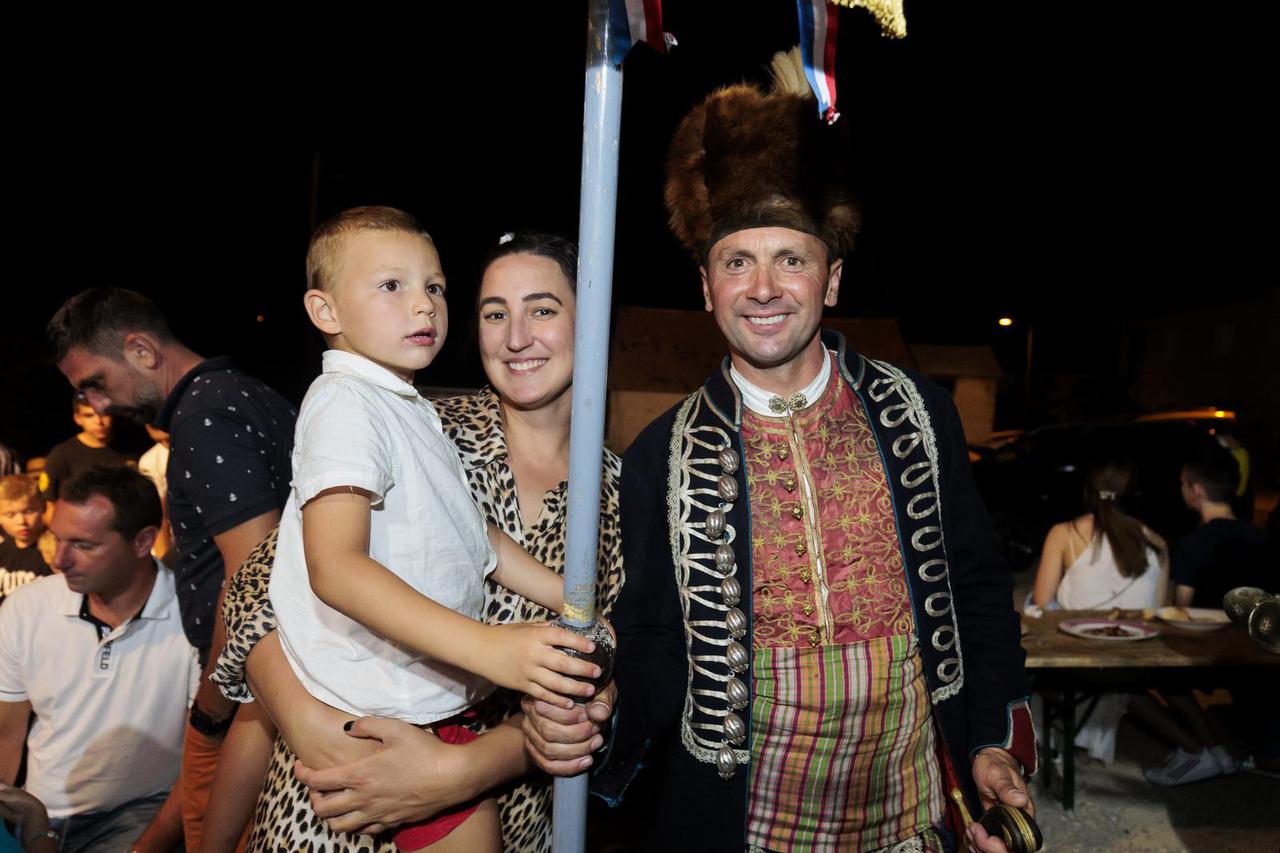 Brnaze: Slavodobitnik 307. Sinjske Alke Frano Ivković slavlje je nastavio ispred obiteljske kuće s obitelji i prijateljima