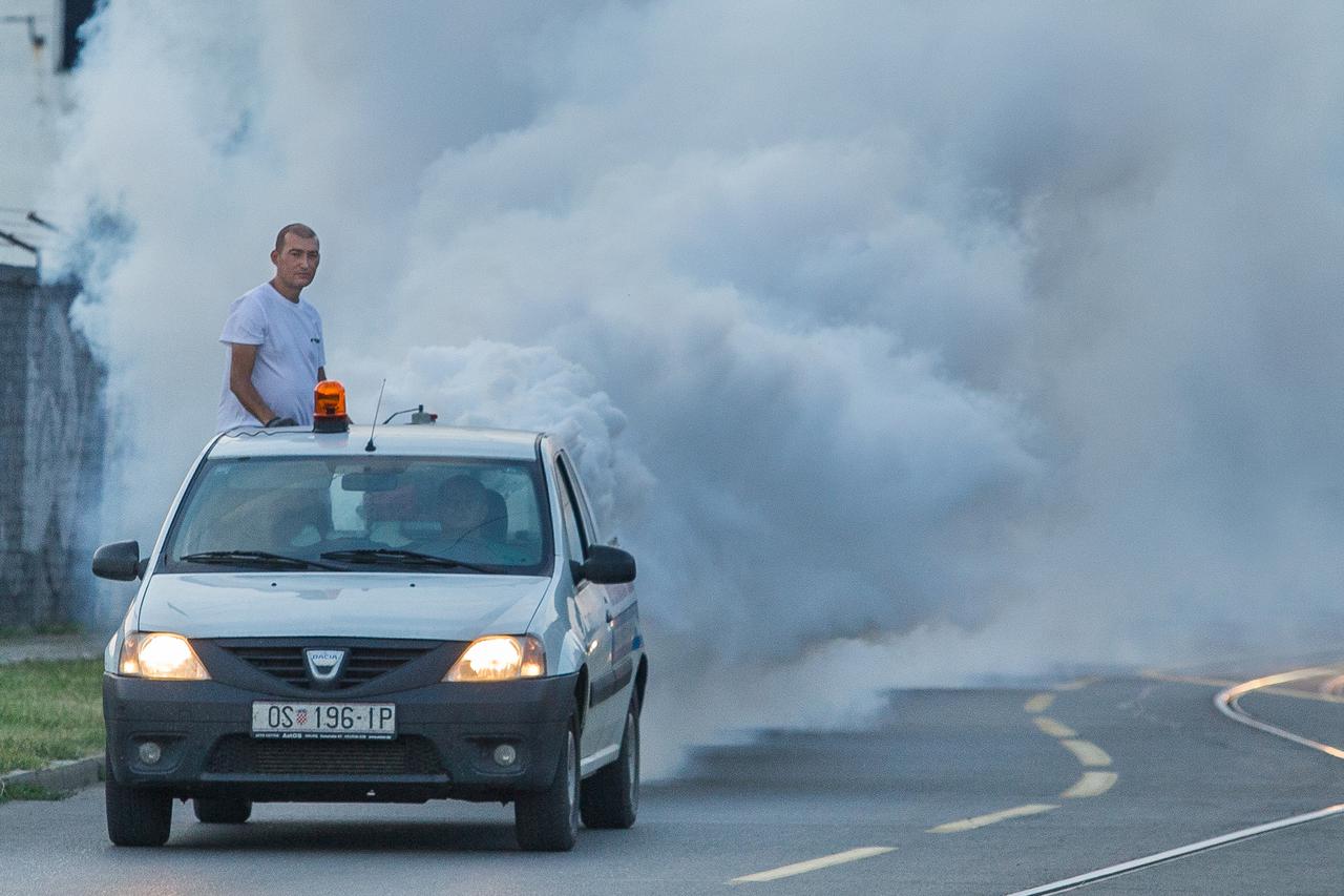 Zaprašivanje komaraca na osječkim ulicama