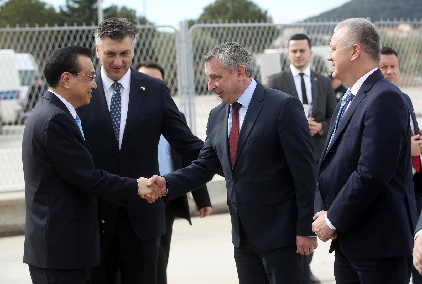 Bili su prisutni gotovo svi hrvatski ministri - na slici rukovanje kineskog premijera s hrvatskim ministrom graditeljstva Predragom Štromarom
