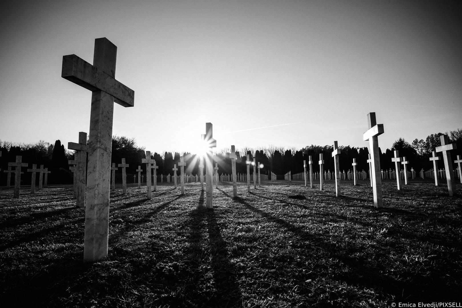 28.10.2021., Vukovar -  Memorijalno groblje zrtava iz Domovinskog rata u Vukovaru.Na mjestu masovne grobnice na groblju je ekshumirano 938 tijela i na tomu je mjestu postavljen isti broj bijelih mramornih krizeva koji predstavljaju broj zrtava. U sredisnjem dijelu groblja 5. kolovoza 2000. godine postavljen je spomenik ciji je autor Djurdja Ostoja. Spomenik je izradjen od patinirane bronce, visok je cetiri metra, a u sredini je zracni kriz i vjecni plamen. Najmladja zrtva Domovinskog rata imala je svega sest mjeseci, a najstarija 104 godine.