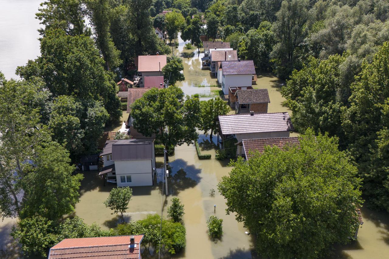 Pogled iz zraka na Batinu gdje vlasnici kuća na Zelenom otoku očekuju vrhunac vodnog vala