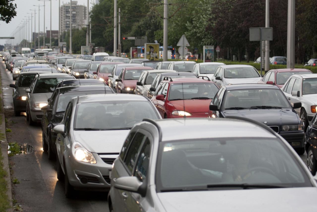 '21.06.2010.,Zagreb - Danas su zapoceli radovi na rekonstrukciji rotora kod Remetinca u Novom Zagrebu.Promet u smjeru zapada na Aveniji Dubrovnik preusmjerava se prema naselju  Kajzerica te prema nase