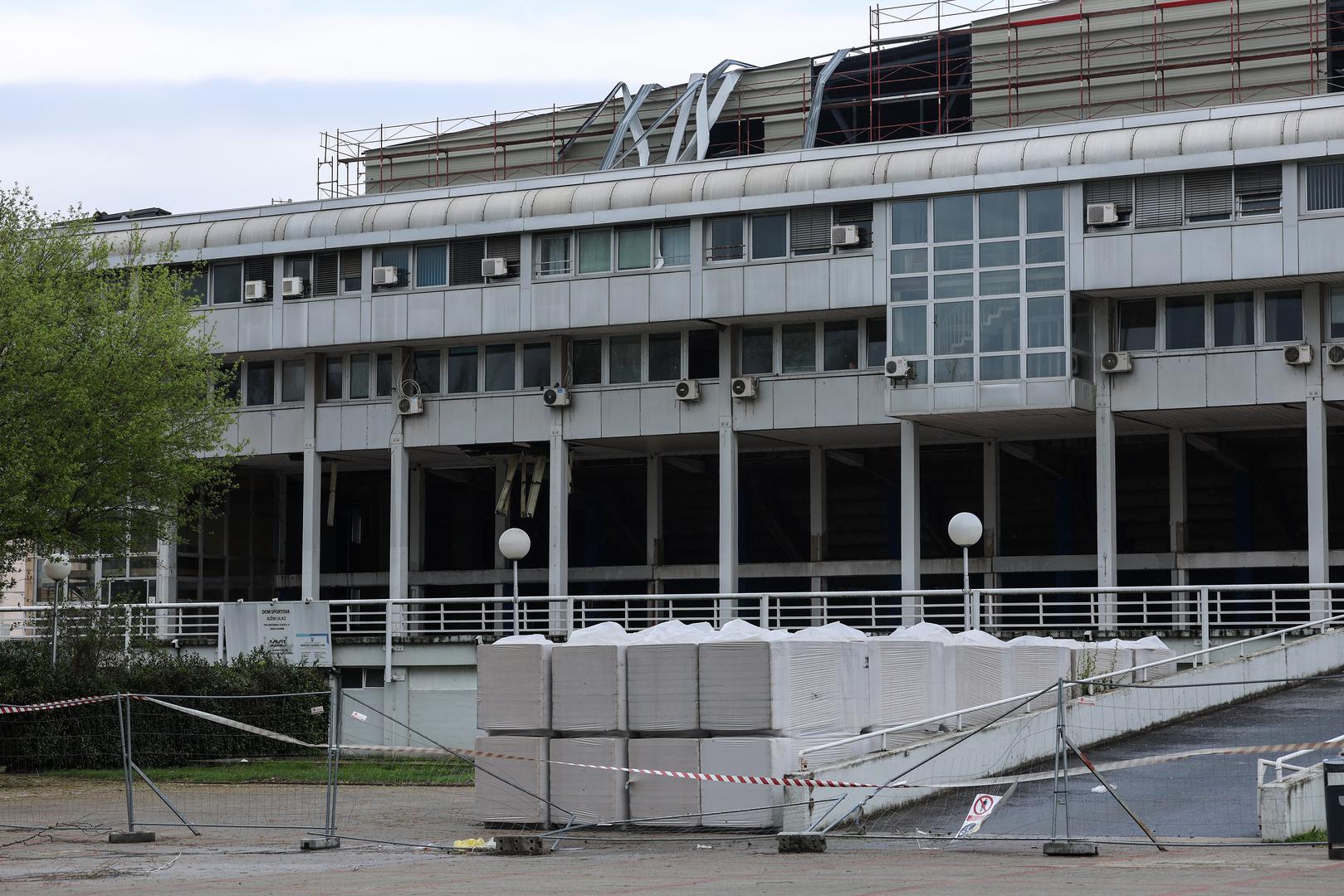 Vjetar i obilna kiša oštetili su dijelove konstrukcije i gradilišta, što je dodatno zakompliciralo radove.