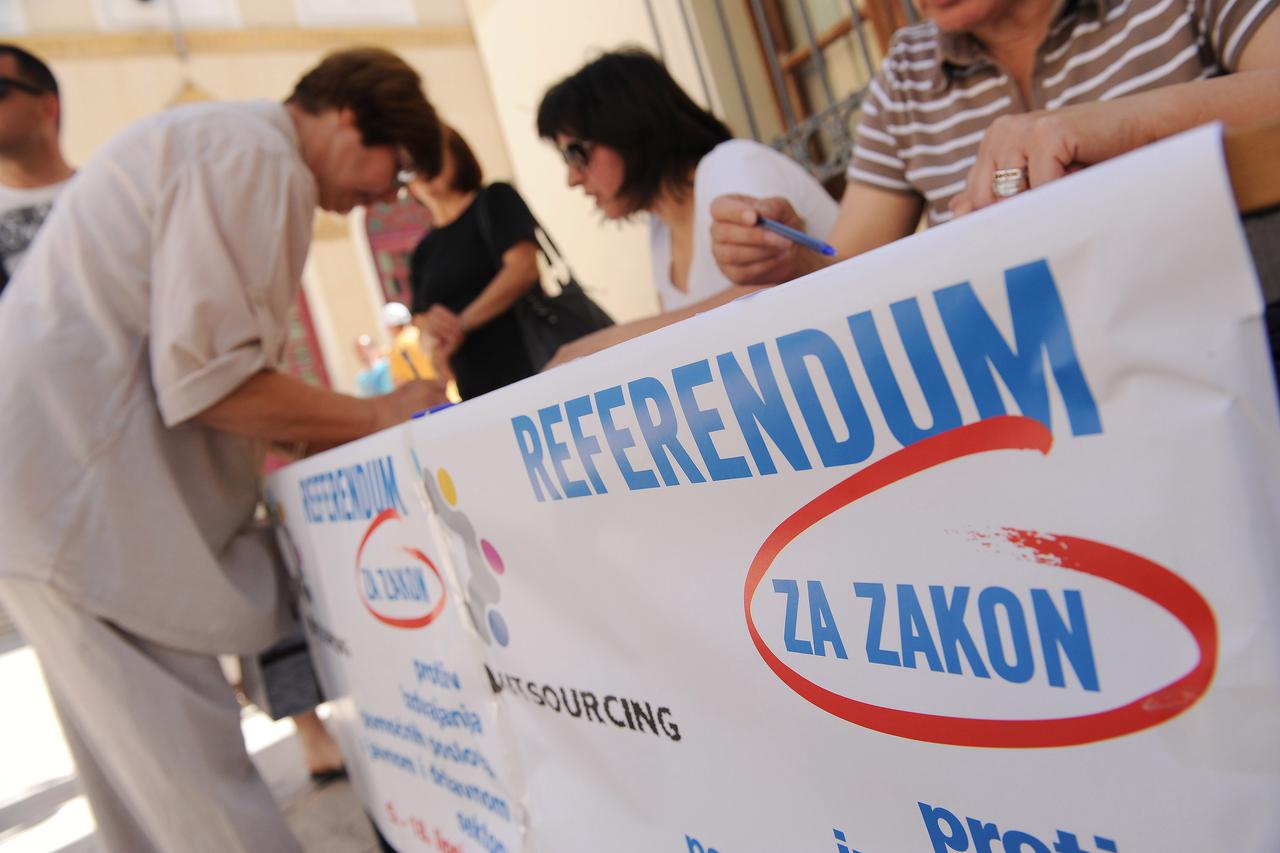 06.05.2014., Sibenik - U 128 gradova sirom Hrvatske nastvaljeno je prikupljanje potpisa za referendum o donosenju zakona protiv izdvanja pomocnih poslova u javnom i drzavnom sektoru tzv. outsourcinga.