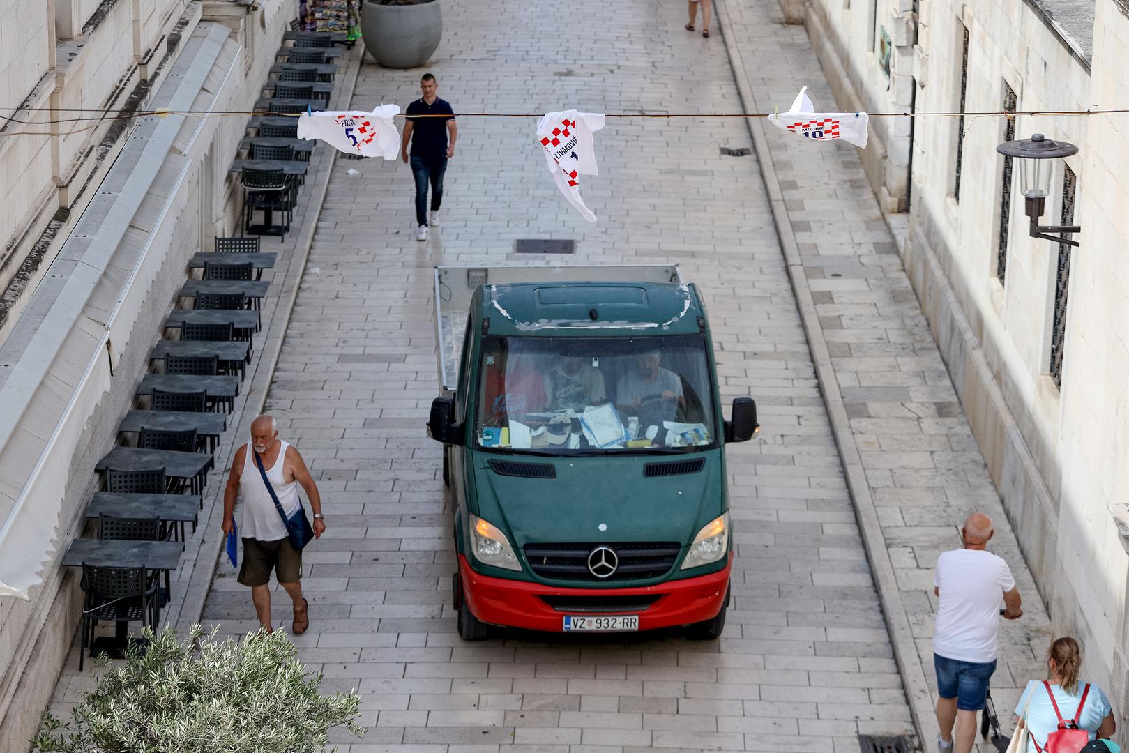 U Zadru su rođeni i vratar Livaković (9. siječnja 1995.), kao i branič Erlić (24. siječnja 1998.).