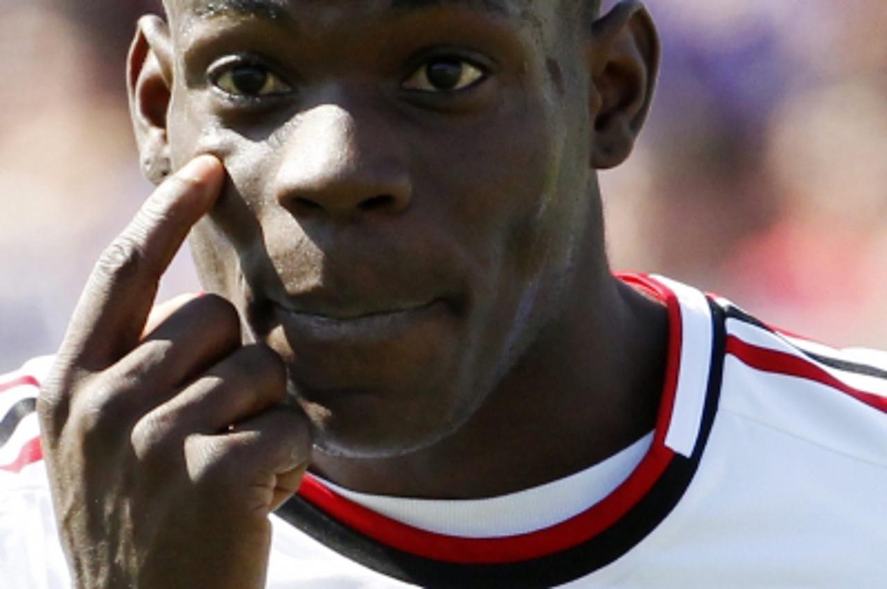 'AC Milan\'s Mario Balotelli reacts after their Italian Serie A soccer match against Fiorentina at the Artemio Franchi stadium in Florence April 7, 2013. REUTERS/Giampiero Sposito (ITALY - Tags: SPORT
