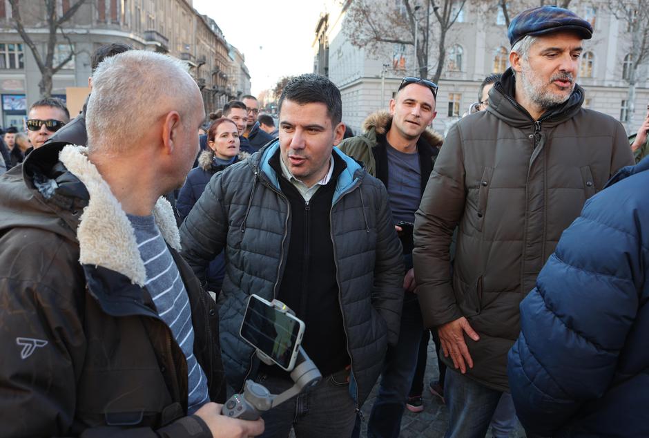 Zagreb: Miro Bulj s kolegama uz prosvjednike protiv COVID potvrda na Trgu žrtava fašizma
