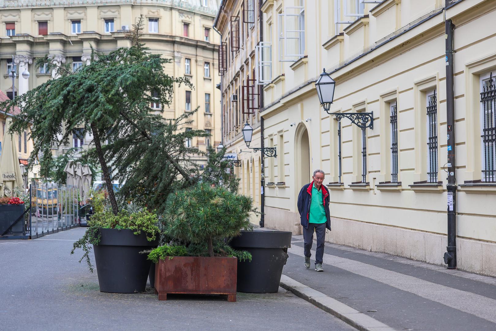 Uvenulo bilje, zapuštene žardinjere i izblijedjeli asfalt danas su prva slika zagrebačke Stare Vlaške, pješačke zone koja je prije gotovo četiri godine predstavljena kao novi “dnevni boravak grada”.