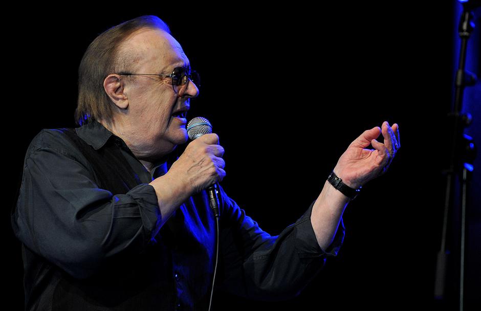 28.09.2010., KD Vatroslava Lisinskog, Zagreb - Na tradicionalnom koncertu Indexi i prijatelji - Da sam ja netko i ove su godine nastupili brojni poznati izvodjaci. Poznate pjevace pratili su vrsni glazbenici, nekadasnji clanovi grupe Indexi. Arsen Dedic. 