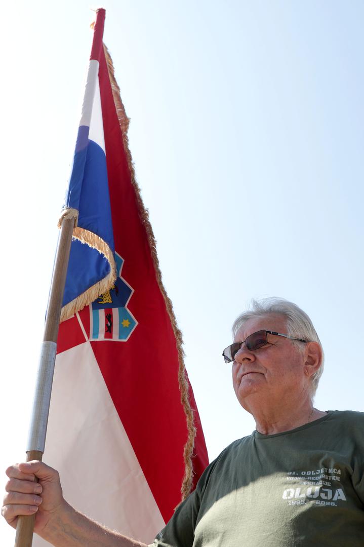 Odajemo počast svima onima koji su dali život za domovinu u Vojno-redarstvenoj operaciji Oluja, njih 243 poginula i dva nestala, rečeno je na tijekom ceremonije na Medvedgradu. 