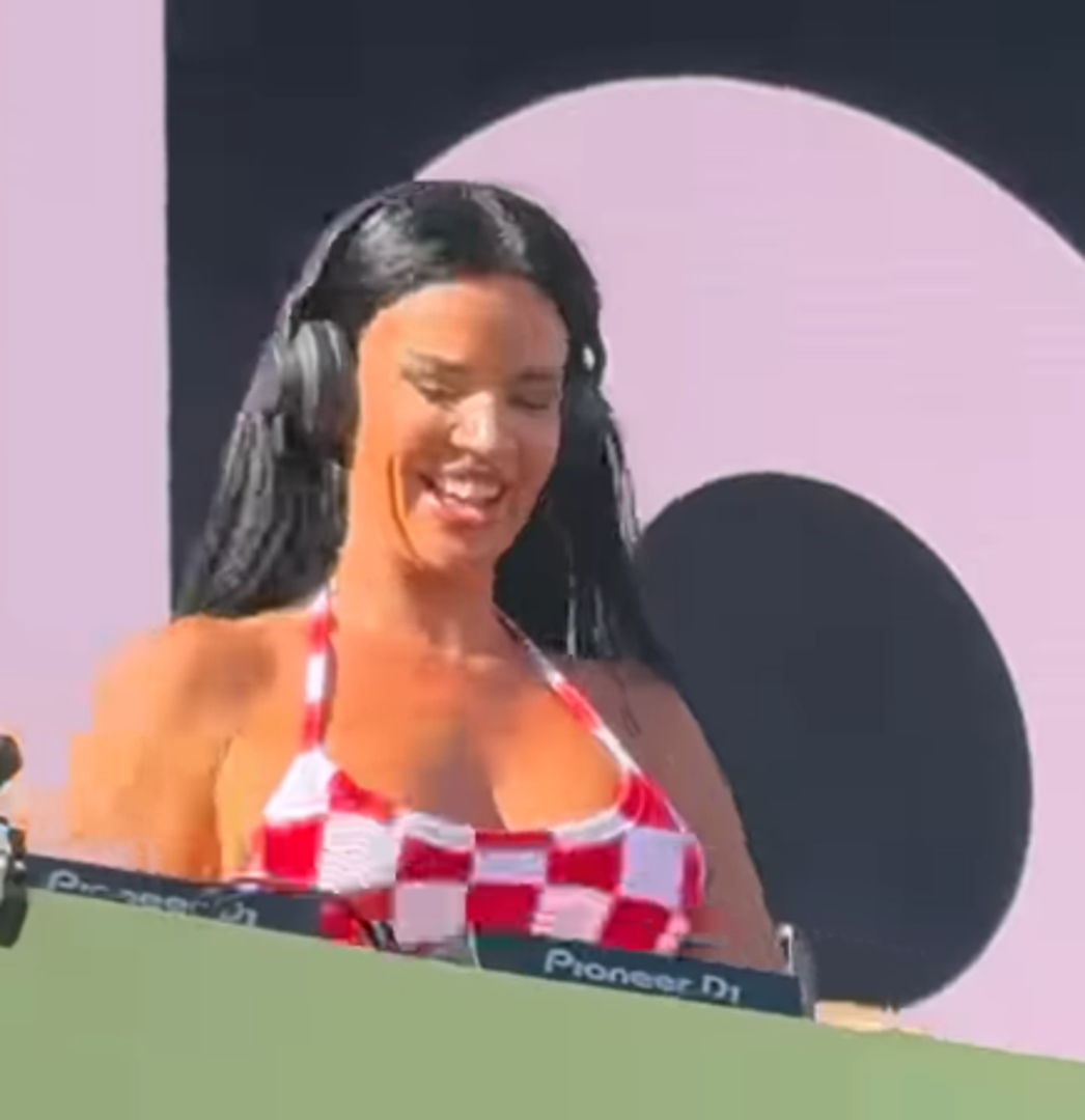Najpoznatija hrvatska navijačica Ivana Knoll (33) u nedjelju je nastupila na FIFA Fan Festivalu u Los Angelesu u sklopu Svjetskog prvenstva 2026. godine.