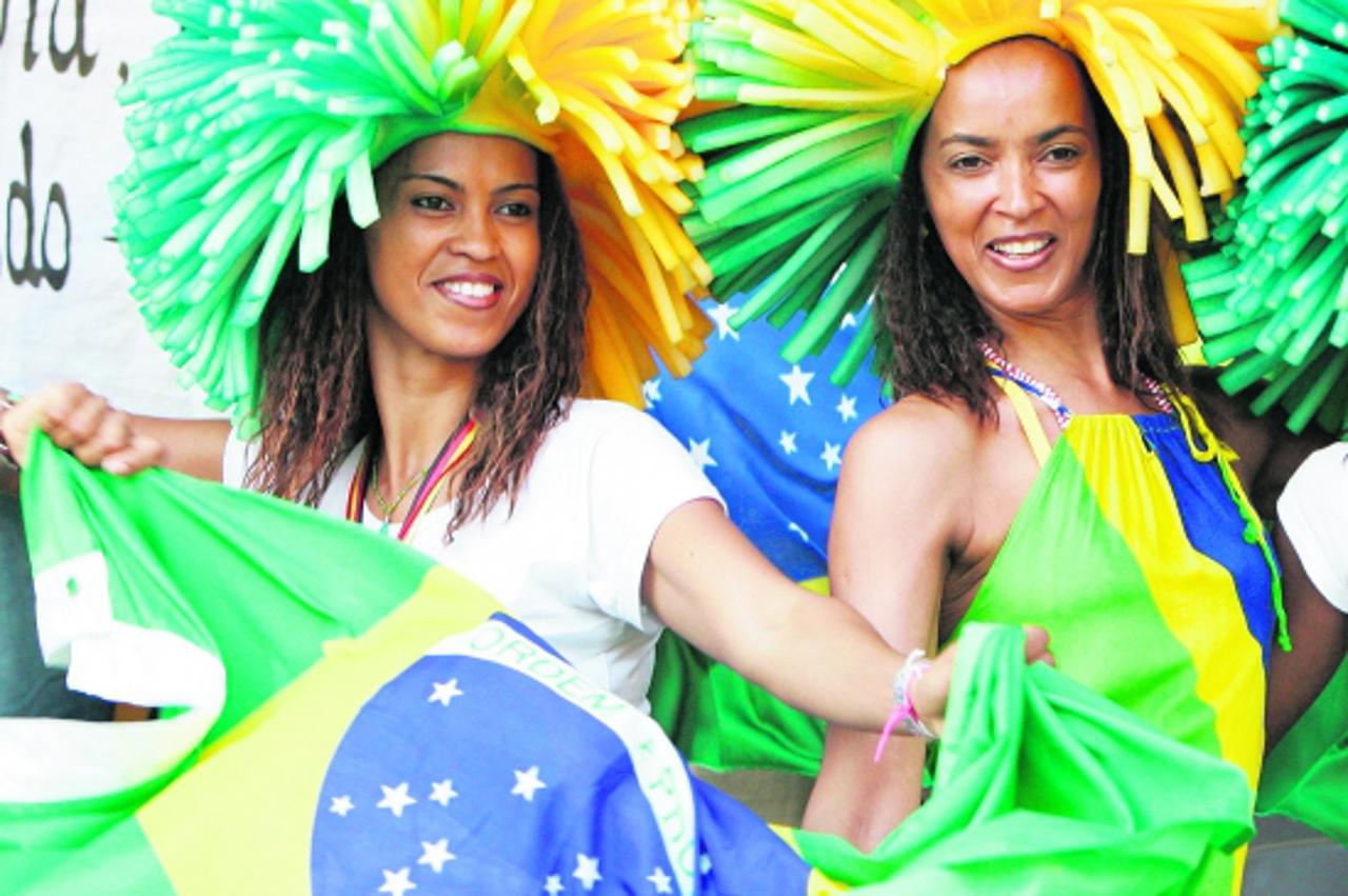 'Brazil fans pose before the Group F World Cup 2006 soccer match between Brazil and Croatia in Berlin June 13, 2006.  FIFA RESTRICTION - NO MOBILE USE     REUTERS/Yves Herman (GERMANY)'