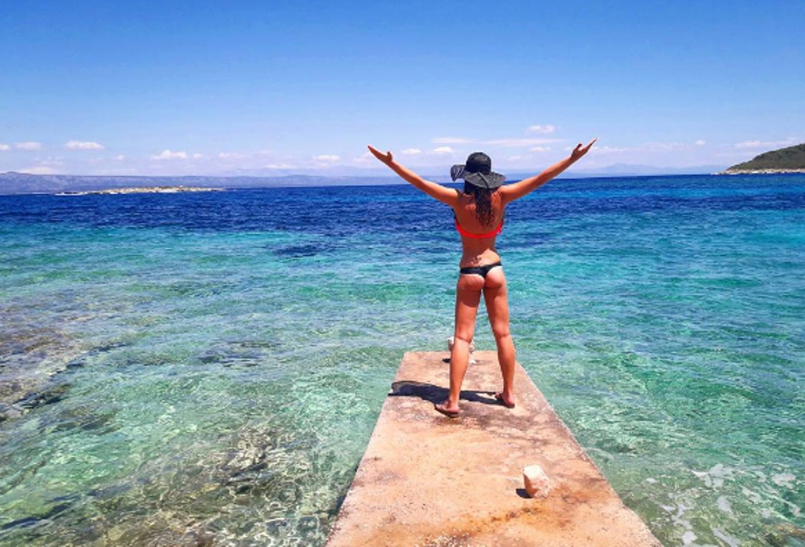 10. Proizd - Proizd je smješten na zapadnoj strani Korčule i u potpunosti je naselje, a time i idealan za izbjeći ljetne gužve. Diči se prekrasnim šetnicama, a do otoka možete doći brodom iz Vele Luke na Korčuli. 