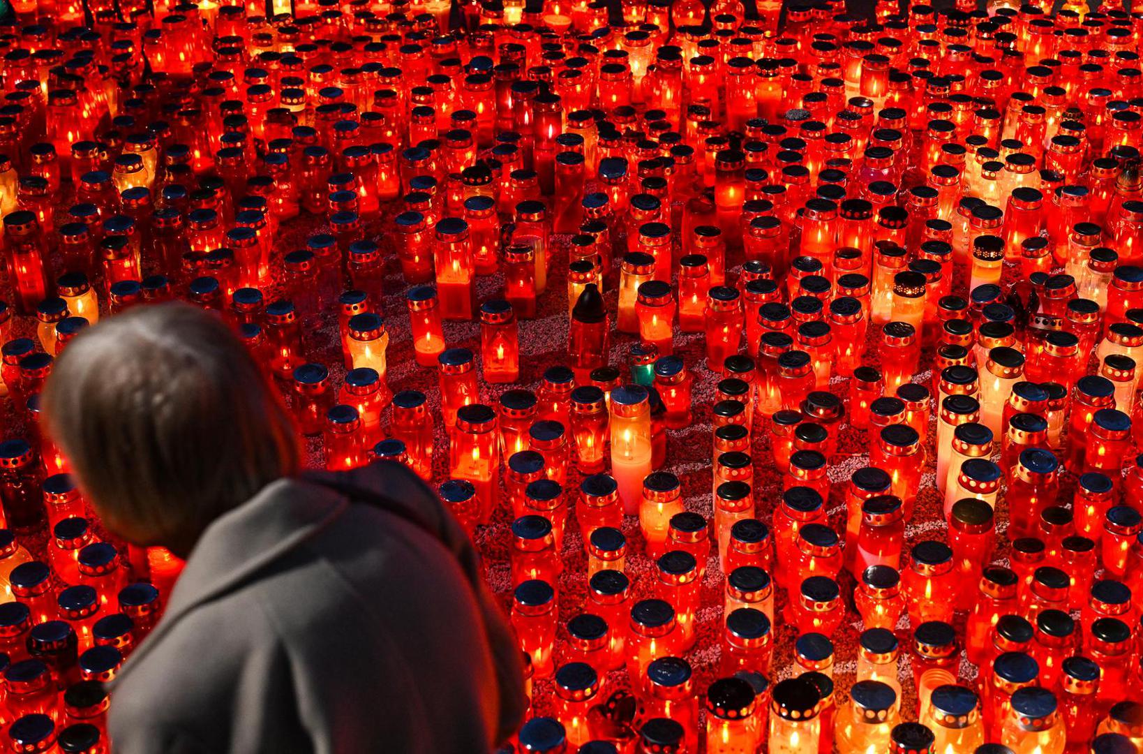 Tisuće lampiona i svijeća obasjale su nebo, stvarajući spokojnu i dirljivu atmosferu među povijesnim arkadama i grobovima.