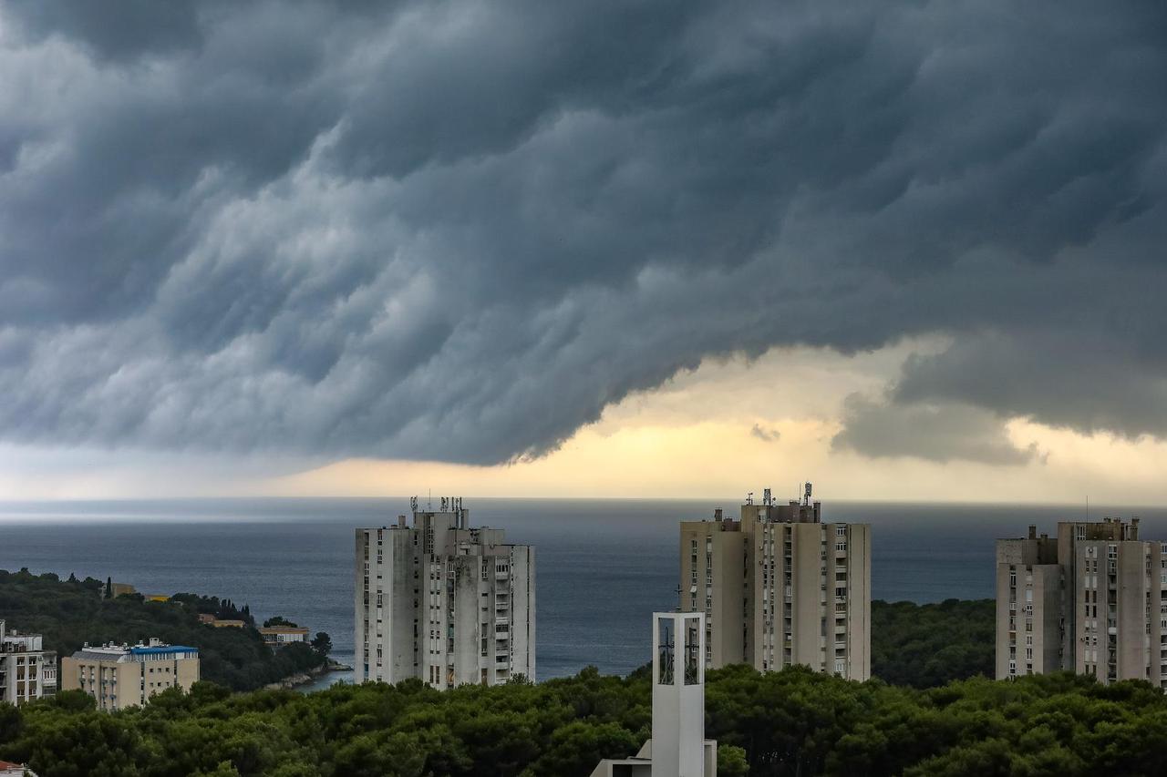 Olujno nevrijeme stiglo je u Pulu