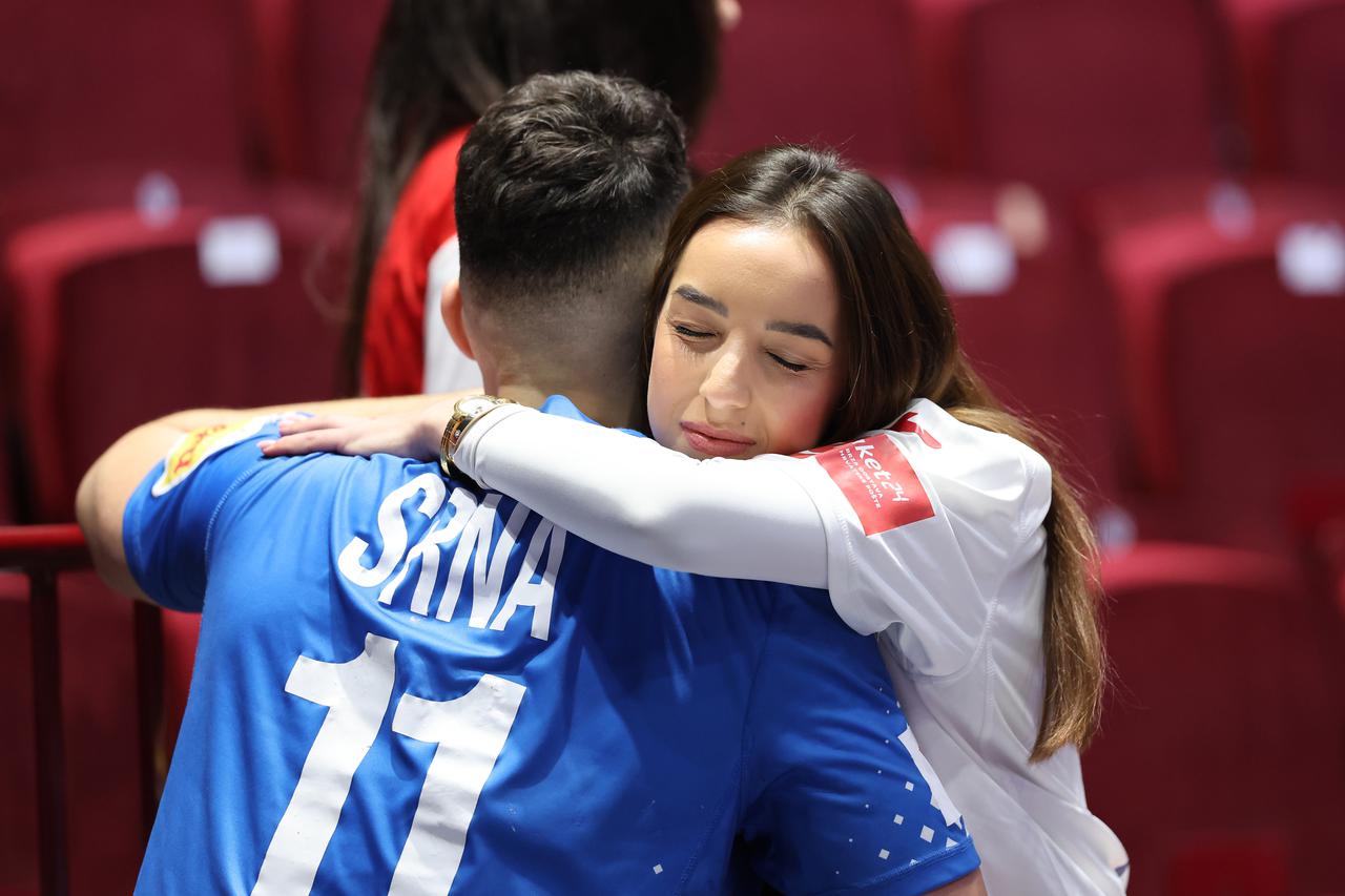 Malmo: Igrači Hrvatske u zagrljajima nakon pobjede protiv Švicarske