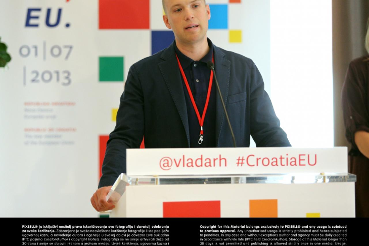 '29.06.2013., Zagreb - Predsjednik radne skupine za obiljezavanje pristupanja RH Europskoj uniji Tomislav Saucha, redateljica sredisnjeg dijela prijenosa na Trgu bana Jelacica Dora Ruzdjak Podolski, s