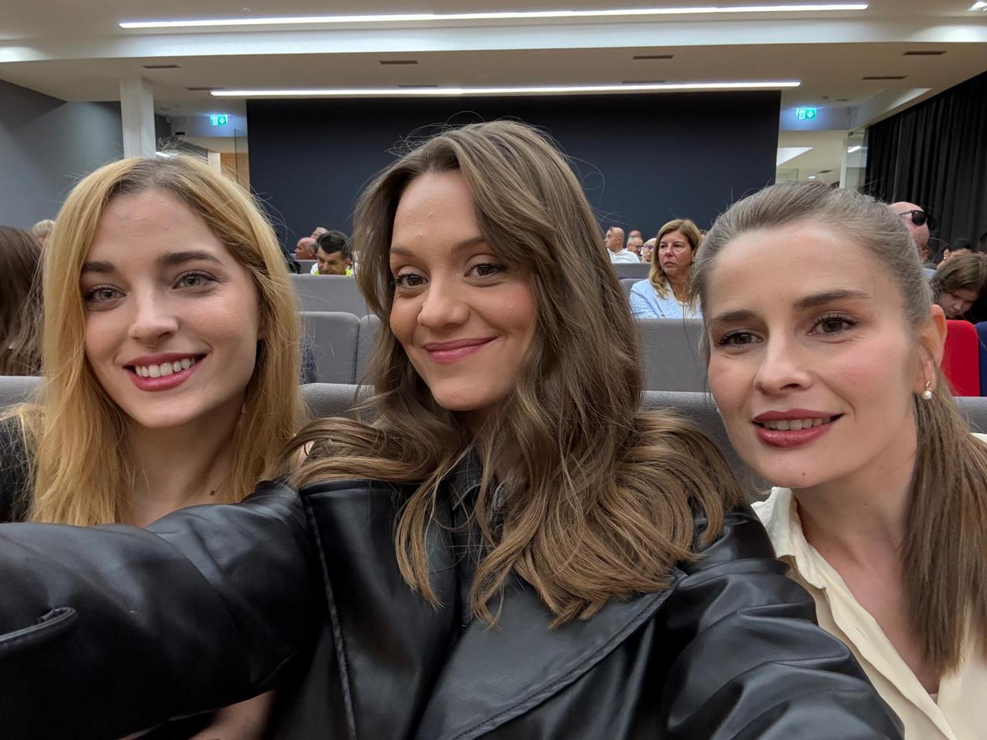 Neki od njih već su surađivali skupa na brojnim prošlim projektima, a neke su povezale baš 'Divlje pčele'. Tako je bilo s glavnim protagonisticama, sestrama Runje. Ana Marija Veselčić, Lidija Kordić i Lidija Penić-Grgaš kliknule su od prvog dana, a jedne za druge imaju samo riječi hvale. „Iznimne su glumice s bogatim talentom. Užitak je s njima surađivati. Prepoznale smo se vrlo brzo i iznenađena sam kako dinamika odnosa lako pliva i izvan okvira seta. Zahvalna sam što imam priliku u ovakvom tempu uživati u suigri s njima“, govori  Ana Marija Veselčić. „Stvarno smo kao tri sestre! Družimo se već i privatno, baš su nas pogodili! Uživamo u procesu“, potvrđuju Lidija Kordić i Lidija Penić-Grgaš. A njihova sjajna sinergija na setu jednog je kolegu čak i – rasplakala! „Imao sam jednu scenu sa sve tri sestre i bio sam toliko oduševljen njihovim glumačkim radom da, kad sam se nakon te zahtjevne scene vraćao kući, izašle su mi suze na oči“, prisjeća se iskreno simpatični Klemen Novak, poručujući kako je ovaj angažman za njega istinsko zadovoljstvo, „Jednostavno se pojaviti na setu i vidjeti sve ove divne glumce, prijatelje... Mislim da je to nezamjenjivo. Jako sam zahvalan!“ 