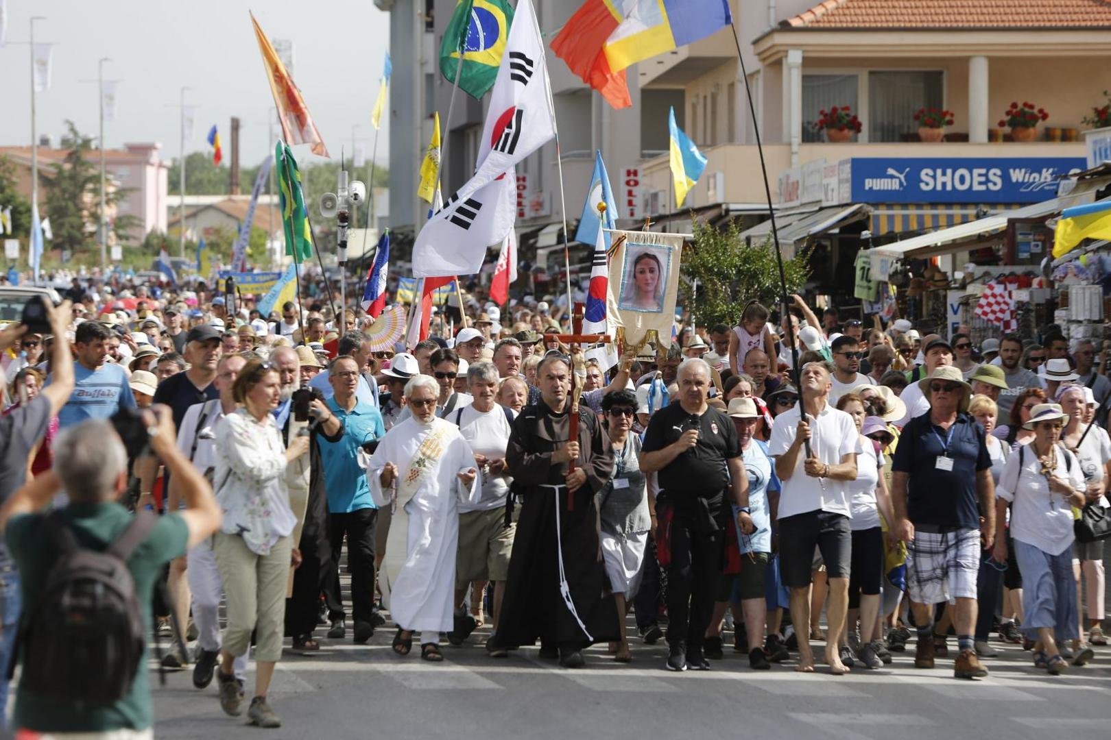 24.06.2021., Medjugorje, Bosna i Hercegovina - Uoci 40. obljetnice Gospinih ukazanja odrzana tradicionalna Hodnja mira od Humca u Ljubuskom do Medjugorja u kojoj su sudjelovali brojni hodocasnici iz cijelog svijeta.Photo: Denis Kapetanovic /PIXSELL