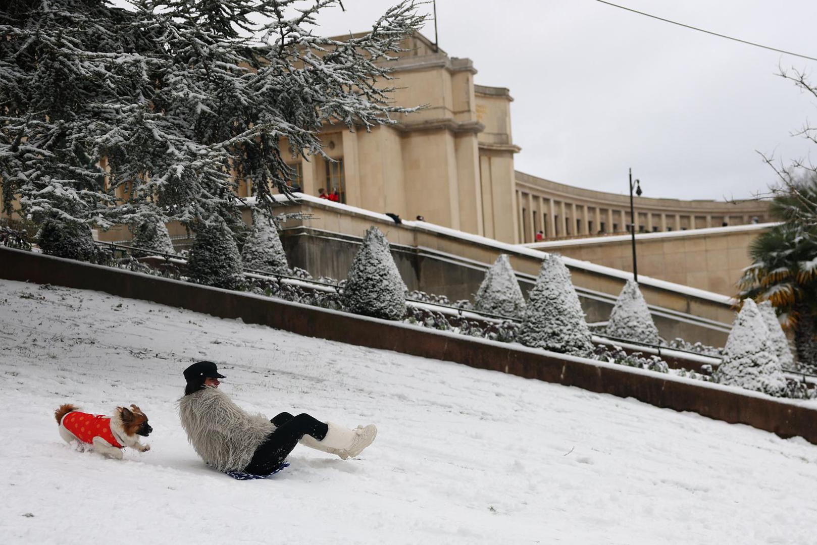 Bilo je i onih koji su se na sanjkama ili plastičnim vrećicama spuštali niz padine.